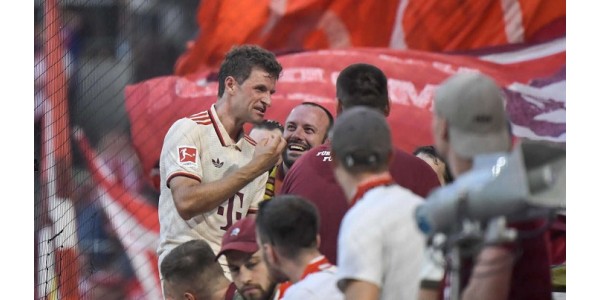 De diepe vriendschap tussen Thomas Müller en de fans van FC Bayern München De diepe vriendschap tussen Thomas Müller en de fans van FC Bayern München